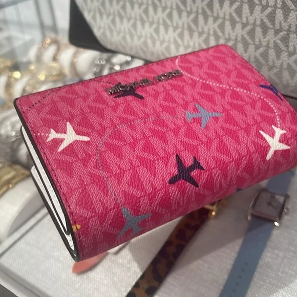 Michael Kors Jet Set Travel Md Printed Signature Logo Bi-Fold Wallet
Dragonfruit - Picture 10 of 16